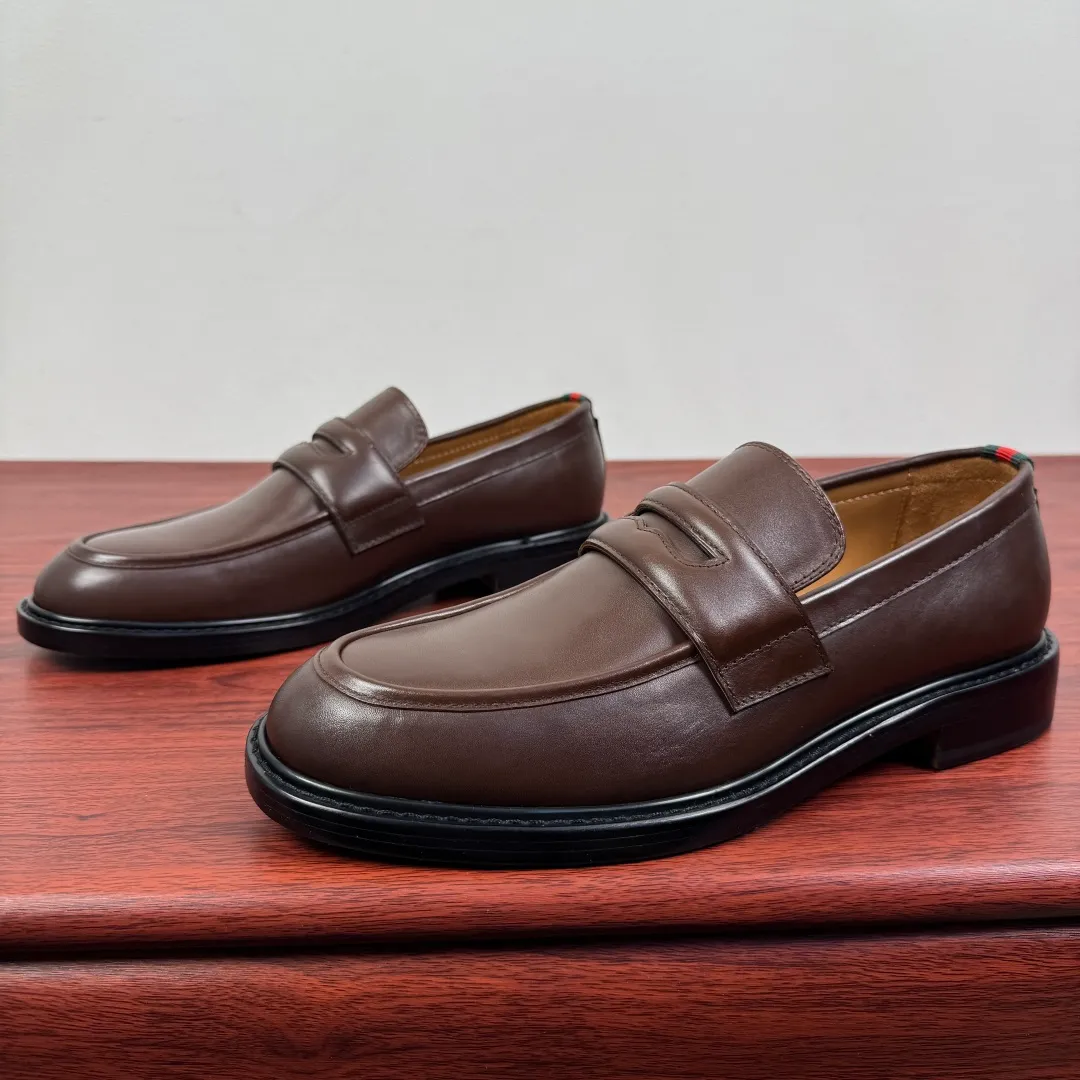 Batch 980 Gucci/Gucci new men's solid color leather loafers! These elegant loafers are crafted from soft glossy cowhide and are available in two styles. The upper is decorated with genuine leather buckles, adding low-key and unique logo pattern elements. Simple style design. Classic European and American last style. Standard style. Red and green webbing decoration on the heel embellishes brand style details. Select high-quality leather, look at the details for textured workmanship, dyed calfskin lining, uniform and delicate pores, soft and comfortable. Thickened leather outsole, composite rubber bottom sheet at the heel, excellent foot comfort, wear-resistant and non-slip, the first choice for light luxury, versatile for footwear, and comes with a full set of packaging! Size: 39-40-41-42-43-44 leather shoe size (38.45.46 can be customized) Item number: 812168 Leather surface coffee color